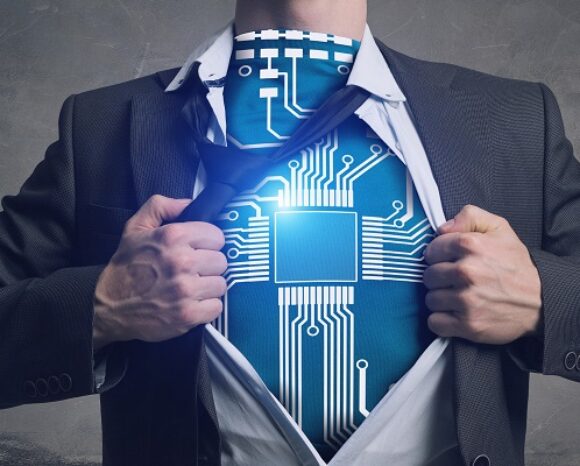 Eine Person im Anzug öffnet ihr Hemd und enthüllt anstelle ihrer Brust eine leuchtend blaue Leiterplatte, die vor einem strukturierten grauen Hintergrund Technologieintegration und Sicherheitstransformation symbolisiert.