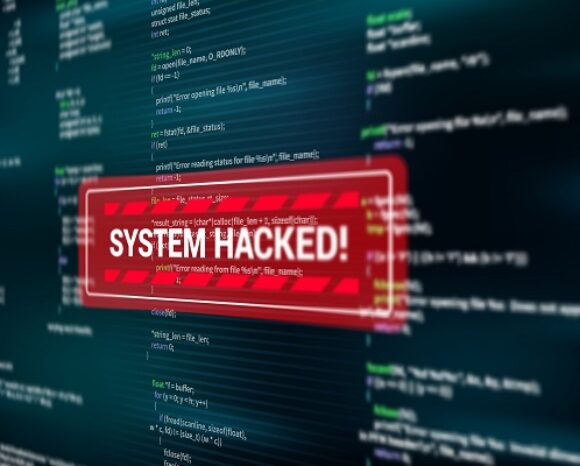 Auf einem Computerbildschirm werden Codezeilen angezeigt, in deren Mitte ein großes rotes Warnschild mit der Aufschrift „SYSTEM GEHACKT!“ prangt, das auf eine Cybersicherheitsverletzung hinweist. Dieser Vorfall unterstreicht die dringende Notwendigkeit für die Cyber-Versicherung, sich vor digitalen Bedrohungen und Hackerangriffen zu schützen.