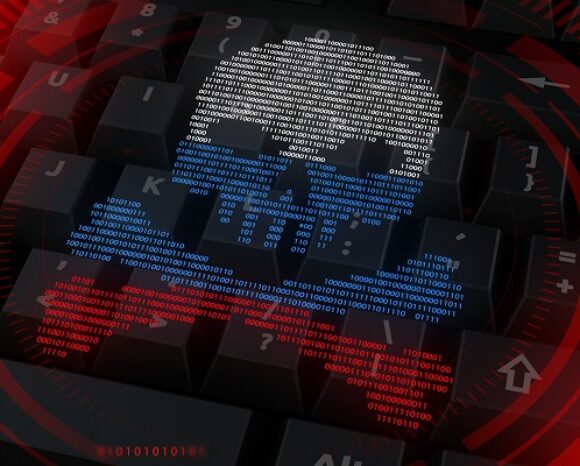 Ein digitaler Totenkopf aus Binärcode ragt über eine dunkle Tastatur und symbolisiert Cyberbedrohungen oder Hackerangriffe. Rot- und Schwarztöne verstärken das bedrohliche Thema und spiegeln die dringende Notwendigkeit von Cybersicherheit wider.