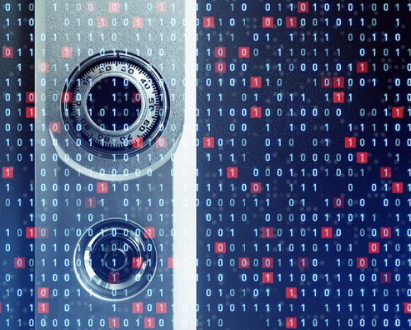 Ein Safe mit zwei Zahlenkombinationen ist mit einem Binärcode überlagert. Die Zahlen 0 und 1 in Weiß und Rot erzeugen einen digitalen Effekt, der auf Themen wie Sicherheit und Technologie verweist und gleichzeitig subtil auf die lauernde Bedrohung durch Cyberkriminalität anspielt.