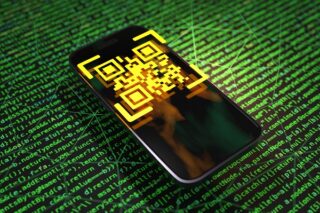 Gelber QR-Code vor grünen Daten