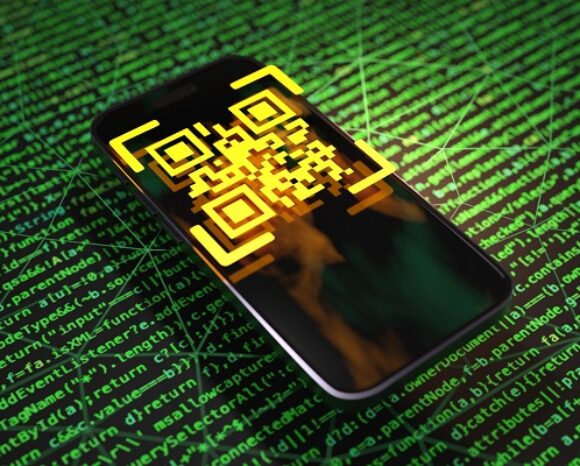 Gelber QR-Code vor grünen Daten