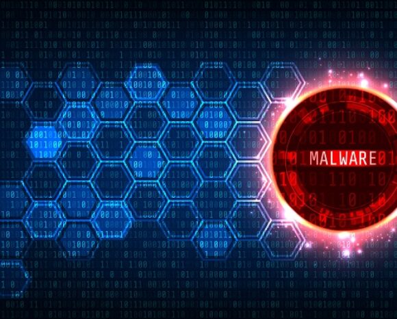 Eine digitale Illustration zeigt rechts einen leuchtend roten Kreis mit der Aufschrift „MALWARE“, umgeben von Binärcode. Der dunkle Hintergrund zeigt sechseckige Muster und links blauen Binärcode. Dies erzeugt ein technisch anmutendes Bild, das an Ransomware-Bedrohungen erinnert.