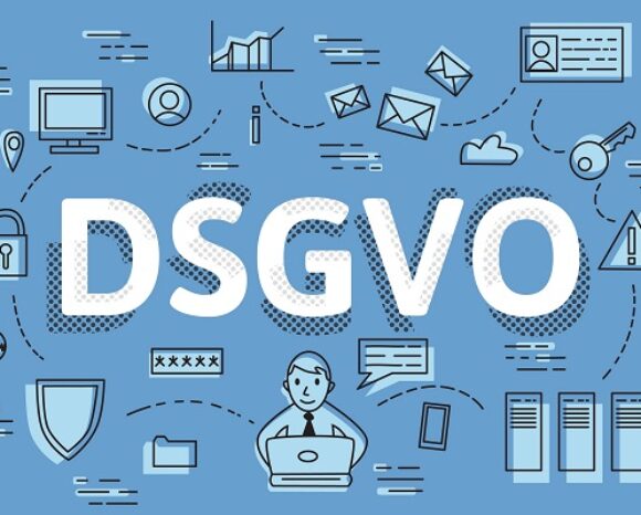 Illustration zum Thema DSGVO mit Symbolen eines Schlosses, Computers, Diagrammen, Umschlägen, einer Cloud, Profilen, eines Schildes, Kennwortschlüsseln und einer Person, die einen Laptop verwendet – alles vor einem blauen Hintergrund.