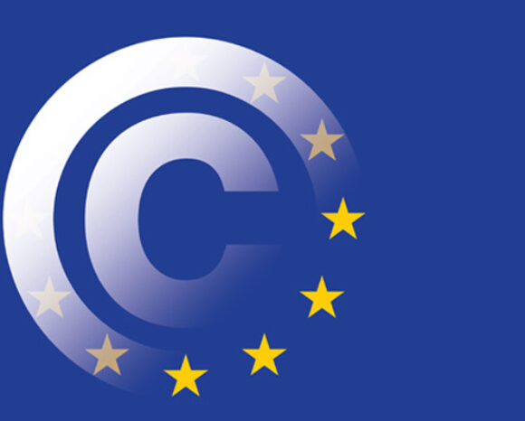 Ein stilisiertes Urheberrechtssymbol besteht aus einem großen blauen „C“ und kleineren umgebenden Sternen, die an die Flagge der Europäischen Union erinnern, vor einem auffälligen blauen Hintergrund.