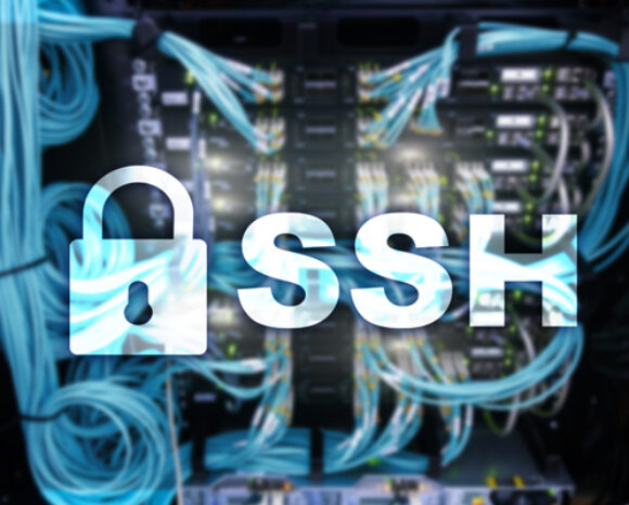 Zu sehen ist ein Server-Rack voller ordentlich angeordneter blauer Kabel. Der Text „SSH“ und ein Vorhängeschloss-Symbol sind deutlich zu sehen und verdeutlichen den hohen Sicherheitsaspekt des Secure Shell-Protokolls.