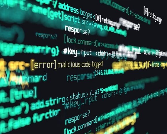 Das Bild zeigt Computercode auf einem Bildschirm mit farbigen Markierungen. Eine auffällige Zeile lautet in gelber Schrift: „[Fehler] Schadcode protokolliert“. Daneben zeigt die SolarMaker-Oberfläche Funktionen und Parameter in Grün und Weiß an und verdeutlicht damit die Notwendigkeit zur Wachsamkeit in Programmierumgebungen.