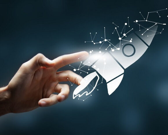 Eine Hand berührt eine futuristische digitale Schnittstelle, die eine aus verbundenen weißen Knoten und Linien gefertigte Rakete vor einem dunklen Hintergrund zeigt und Innovation, Technologie und digitale Souveränität symbolisiert.