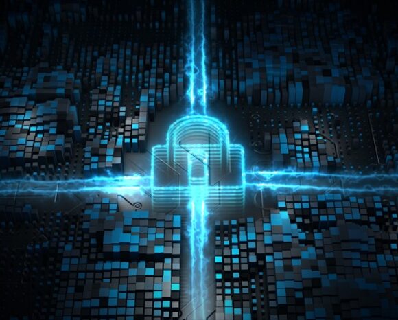 Eine digitale Illustration zeigt in der Mitte ein leuchtend blaues Vorhängeschloss, umgeben von einem Netzwerk aus Würfeln und Schaltkreisen, das Cybersicherheit und digitalen Schutz symbolisiert. Blaue Linien verlaufen nach außen und zeigen den Datenfluss an.