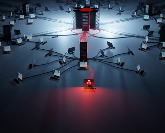 Ein zentraler Server verbindet zahlreiche Computer in einem Netzwerk. Leuchtend rote Kabel führen zu einem Computer mit Totenkopf und gekreuzten Knochen, der auf eine Sicherheitslücke in kritischen Infrastrukturen hinweist. Das Bild ist dunkel, ein Spotlight-Effekt hebt die Hauptelemente hervor.