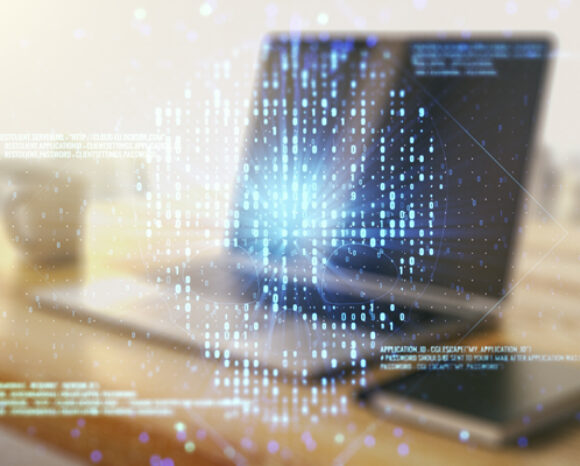 Ein Laptop auf einem Schreibtisch zeigt ein digitales Raster oder eine holografische Schnittstelle mit Binärcode über dem Bildschirm und verkörpert so den innovativen Geist eines Startups. Der Hintergrund ist leicht verschwommen und zeigt eine Tasse und andere unscharfe Objekte.