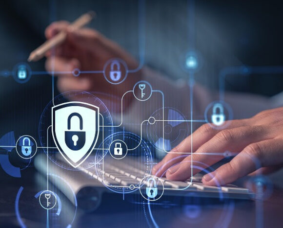 Hände tippen auf einer Tastatur mit einer digitalen Überlagerung aus Vorhängeschlössern und einem Schild, die Cybersicherheit und Datenschutz symbolisiert. Das Bild verdeutlicht die Bedenken hinsichtlich der veralteten IT-Sicherheit in Deutschland und unterstreicht die Notwendigkeit sicherer Online-Kommunikation und Informationssicherheit.