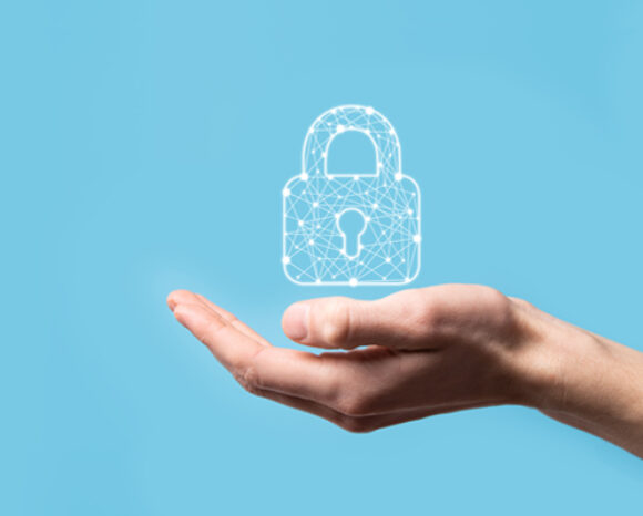 Eine ausgestreckte Hand mit der Handfläche nach oben hält ein digital dargestelltes Schlosssymbol. Das Schloss, bestehend aus Verbindungslinien und Knoten vor einem blauen Hintergrund, verkörpert die Essenz digitaler Sicherheit in unserer sich entwickelnden Datenschutz-Kultur.