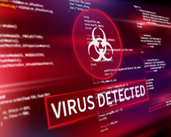 Auf einem Computerbildschirm blinken rote Codezeilen mit der fettgedruckten Warnung „VIRUS ERKANNT“ und einem auffälligen Virensymbol. Der dynamische, unscharfe Hintergrund verstärkt die Dringlichkeit und unterstreicht die Notwendigkeit eines sofortigen Virenschutzes.
