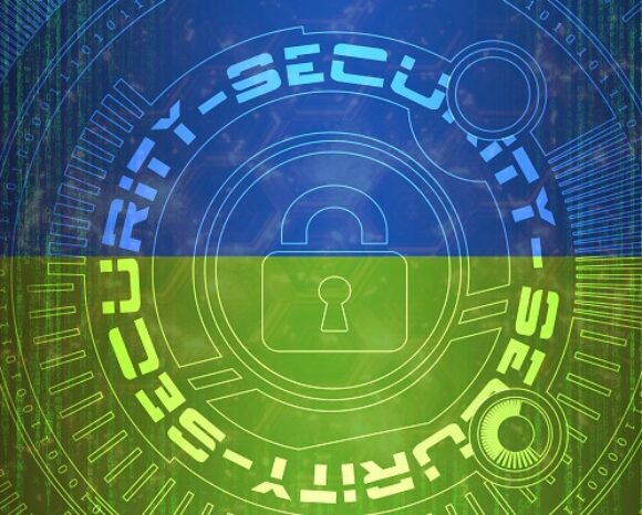 Eine digitale Grafik zeigt in der Mitte ein Vorhängeschloss-Symbol, umgeben von dem Wort „SECURITY“ in einem kreisförmigen Muster. Der Hintergrund, der sowohl an Binärcode als auch an den Ukrainekrieg erinnert, zeigt einen blau-grünen Farbverlauf, der die Bemühungen um Cybersicherheit inmitten globaler Konflikte symbolisiert.