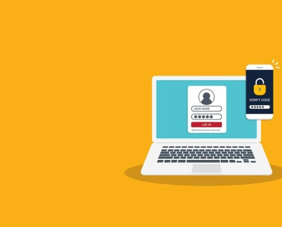 Abbildung eines Laptops auf orangefarbenem Hintergrund. Der Anmeldebildschirm zeigt die Felder „Benutzername“ und „Anmelden“. Ein Smartphone schwebt daneben und zeigt einen Verifizierungscode mit einem Vorhängeschloss-Symbol an. Die Multi-Faktor-Authentifizierung sorgt für zusätzliche Sicherheit.