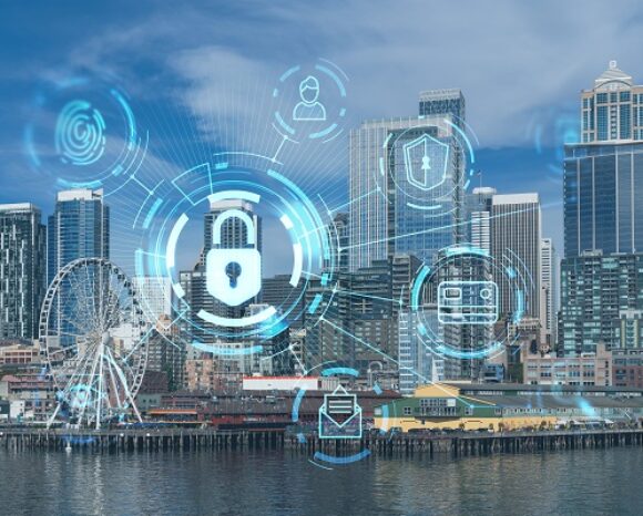 Die Skyline einer Stadt mit digitalen Sicherheitssymbolen – darunter Vorhängeschloss, Fingerabdruck und Dokumente – ist über städtischen Gebäuden eingeblendet. Diese Symbole stehen für Cybersicherheit in der Finanzbranche, mit einem Riesenrad am Wasser unter blauem Himmel.
