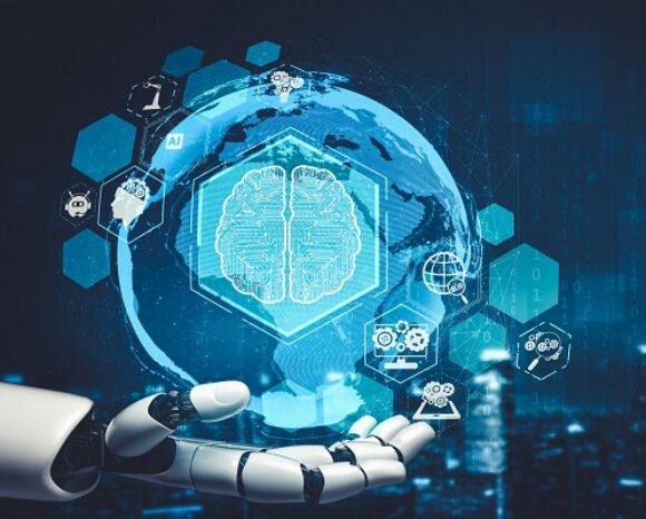 Eine Roboterhand hält ein leuchtendes digitales Gehirn in einem sechseckigen Rahmen. Umgeben ist es von Symbolen für Künstliche Intelligenz (KI), Maschinelles Lernen (ML), Technologie und Daten, alles vor dem Hintergrund eines digitalen Globus und einer blau beleuchteten Stadtlandschaft.