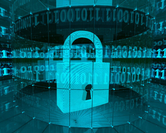 Ein digitales Vorhängeschloss ist von Binärcode umgeben und symbolisiert Cybersicherheit. Die blau gefärbte Szene zeigt die Zahlen 1 und 0 in einem kreisförmigen Muster und betont damit Datenschutz- und Verschlüsselungsthemen, ähnlich wie Konzepte der Vorratsdatenspeicherung.