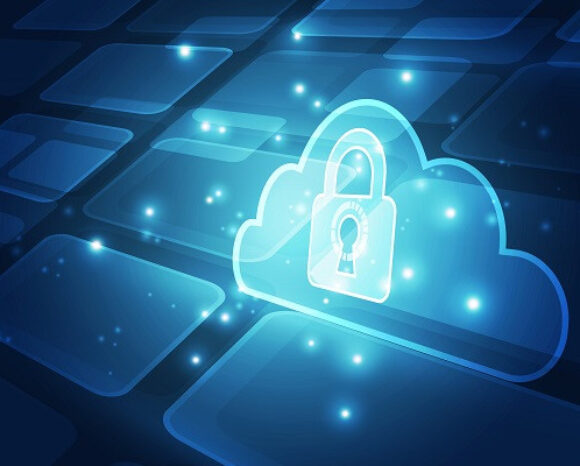 Ein digitales Bild eines leuchtenden Wolkensymbols mit einem Vorhängeschlosssymbol in der Mitte, vor einem dunkelblauen, abstrakten Hintergrund mit hellblauen Quadraten und glitzernden Punkten, das Cloud-Sicherheit und Datenschutz mit der Leistung einer Firewall der nächsten Generation darstellt.
