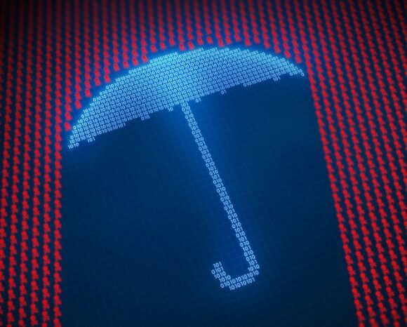 Digitale Illustration eines blauen Regenschirms bestehend aus Binärcode, umgeben von roten Binärziffern auf dunklem Hintergrund. Der Regenschirm steht als Schutzsymbol gegen Lieferkettenangriffe und bildet einen Kontrast zum umgebenden Code.