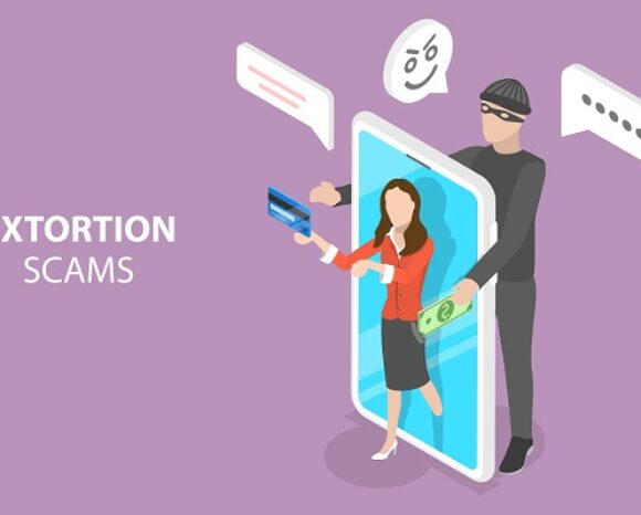 Eine Illustration zeigt einen Betrüger mit einer Mütze, der aus einem Smartphone hervorkommt und einer Frau, die eine Kreditkarte hält, Bargeld stiehlt, während sie in Sprechblasen chattet. Auf dem violetten Hintergrund ist links deutlich die Warnung „ERPRESSUNGSBETRUG“ zu sehen.