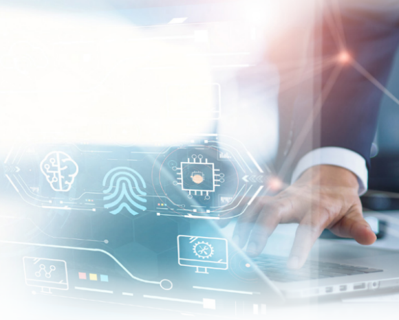 Eine Person in Businesskleidung arbeitet mit einem Laptop, über dem digitale Grafiken mit Symbolen aus den Bereichen künstliche Intelligenz, Technologie und ISMS-Kommunikation angezeigt werden. Die Szene ist hell und futuristisch und suggeriert eine Hightech-Umgebung.