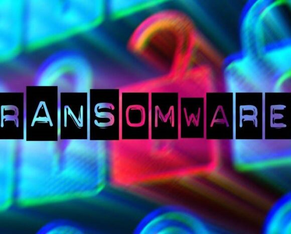 „Ransomware“ wird kunstvoll dargestellt, indem jeder Buchstabe in einem eigenen schwarzen Kästchen steht, vor einem lebhaften Hintergrund aus verschwommenen Vorhängeschlössern in Rot, Blau und Grün.