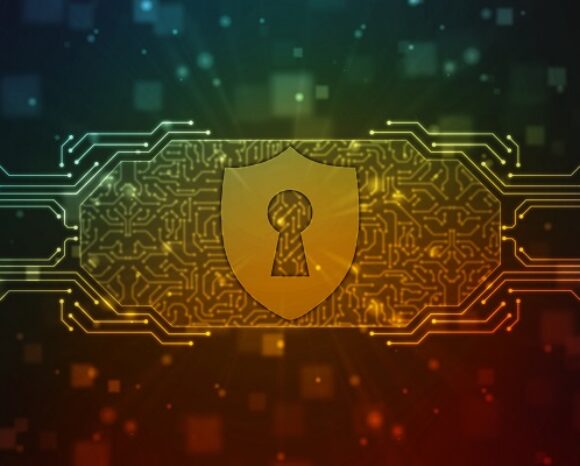 Ein digitales Schild mit einem Schlüsselloch-Symbol befindet sich zentriert auf einem Leiterplattenmuster und symbolisiert Cybersicherheit durch HavanaCrypt. Der Hintergrund zeigt leuchtende Schaltkreise in Blau-, Grün- und Orangetönen, die digitale Konnektivität und Schutz darstellen.