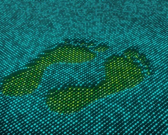 Eine digitale Illustration zeigt zwei transparente Fußabdrücke auf einer Oberfläche, die mit Binärcode in Blau- und Grüntönen verziert ist und subtil auf „Cookie-Klau“-Themen anspielt, während die einzigartigen Muster darunter ihre mysteriöse Präsenz offenbaren.