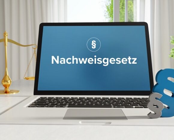Auf einem Laptop-Bildschirm wird das „Nachweisgesetz“ angezeigt, mit einer goldenen Waage auf der linken Seite und einem vergrößerten blauen Paragraphensymbol auf der rechten Seite, was die Rechtsgrundsätze perfekt verkörpert.