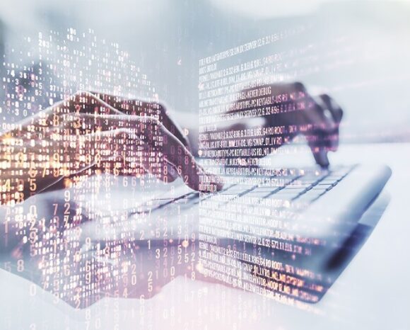 Hände, die auf einer Tastatur mit überlagertem digitalem Code und numerischen Daten tippen, veranschaulichen die Essenz von Technologie und Programmierung. Dieses Bild, das an einen Ransomware-Bericht erinnert, fängt die verschwommene, dynamische Intensität der rasanten digitalen Analyse ein.
