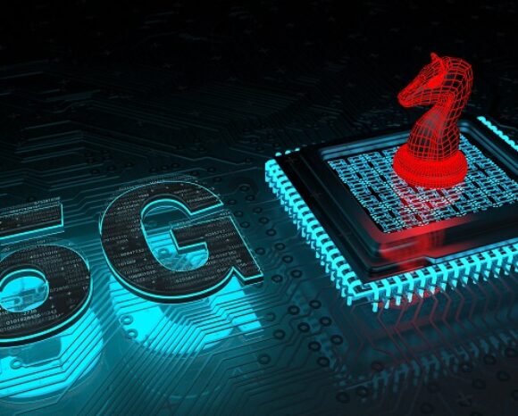 Ein beeindruckendes digitales Kunstwerk zeigt einen roten Schachspringer in Drahtgitterform auf einem Mikrochip und verkörpert die Verschmelzung von Strategie und Technologie. Das blaue „5G“ daneben unterstreicht modernste Konnektivität vor einem von Leiterplatten inspirierten Hintergrund.