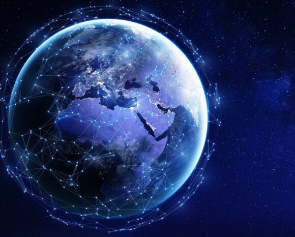 Eine digitale Darstellung der Erde bei Nacht aus dem Weltraum. Die Kontinente sind beleuchtet, mit blauen Linien und Knotenpunkten, die ein globales Netzwerk internationaler Datentransfers darstellen. Der Hintergrund zeigt einen Sternenhimmel.
