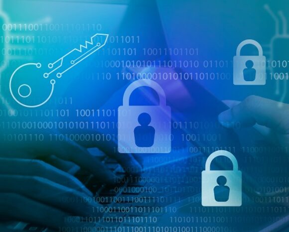 Eine Person, die auf einer Tastatur tippt, ist von digitalen Vorhängeschlössern, einem Schlüsselsymbol und einer Binärcode-Überlagerung umgeben, die Themen wie Cyber-Bewusstsein und Datenschutz verkörpern.