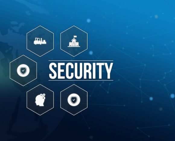 Blauer Hintergrund mit Globus und digitalem Netzwerkdesign. Der zentrale Text lautet „SECURITY“ und ist von Sechsecken mit Symbolen umgeben: einer Fabrik, einem Gerichtsgebäude, einem KRITIS-Schild, einem Vorhängeschloss und einem Sparschwein, die verschiedene Facetten der Sicherheit symbolisieren.