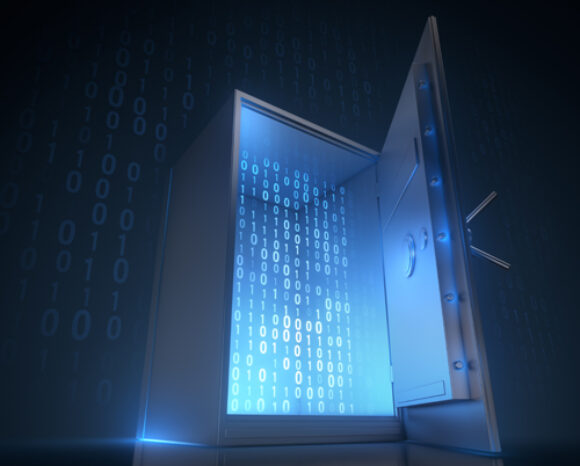 Eine offene, in blaues Licht getauchte Tresortür gibt den Blick auf in die Dunkelheit strömende Binärcodemuster frei und vermittelt so die überzeugende Botschaft der Datensicherheit.