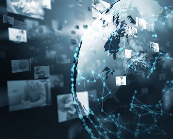 Ein digitaler Globus mit Netzwerklinien und Unternehmensnews-Symbolen verwebt sich und unterstreicht globale Konnektivität und Kommunikation. Der dunkle Hintergrund akzentuiert die leuchtend blauen Linien und Elemente und verbindet Innovation mit Wirtschaftsschlagzeilen in einer futuristischen Darstellung.