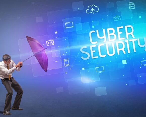 Ein Mann im Anzug hält einen Regenschirm in der Hand und schützt sich so vor digitalen Symbolen wie E-Mail, Cloud und Schloss. Die Worte „Cyber Security: Prognosen 2023“ sind auf leuchtend blauem und violettem Hintergrund deutlich zu sehen.