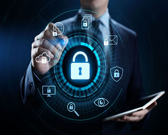 Eine Person im Anzug betrachtet einen digitalen Bildschirm mit einem zentralen Vorhängeschloss-Symbol, flankiert von Symbolen für Cloud Computing, E-Mail und Überwachung. Diese Szene suggeriert Datenschutz und steht im Einklang mit den Empfehlungen für mehr Cyber-Resilienz im Bereich Cybersicherheit.