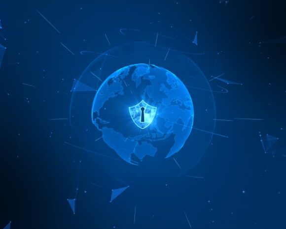 Eine digitale Illustration eines leuchtend blauen Globus mit einem Schildsymbol in der Mitte, umgeben von einem Netzwerk aus Linien und Dreiecken auf dunkelblauem Hintergrund, symbolisiert die globale Cybersicherheit und spiegelt Erkenntnisse aus der „Studie zur Cybersicherheit in Deutschland – das denken Führungskräfte“ wider.