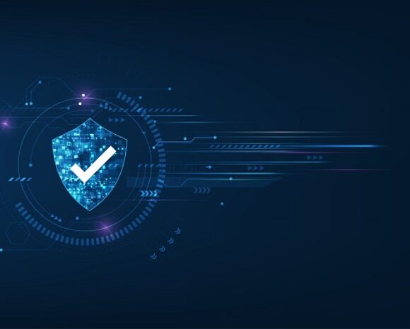 Ein digitales Schild mit einem Häkchen, umgeben von kreisähnlichen Mustern auf dunkelblauem Hintergrund, symbolisiert Cybersicherheit und Datenschutz. Die Einbindung von 30 relevanten Zahlen für eine bessere Cyberabwehr, Lichtstreifen und geometrischen Formen verleiht dem Schild einen futuristischen Touch.