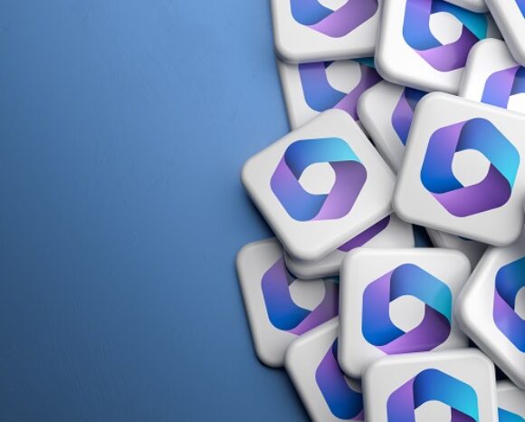 Auf der rechten Seite ist ein Stapel quadratischer Kacheln mit einem farbenfrohen, abstrakten Logo in Blau- und Lilatönen angeordnet. Der Hintergrund, der an Microsoft 365 in der Praxis erinnert, ist ein sanfter Blauverlauf, der links von hellen zu dunklen Tönen übergeht.