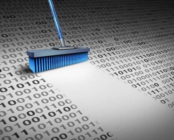 Ein Besen fegt Binärcode weg und symbolisiert damit das Entfernen oder Bereinigen digitaler Daten, während im Hintergrund bedrohlich ein mit den Zahlen 0 und 1 gefüllter Anbieter für Data Loss Prevention, der Opfer einer Hacker-Gruppe wird, auftaucht.
