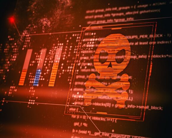 Eine digitale Illustration zeigt einen roten Totenkopf mit gekreuzten Knochen über Computercode. Der dunkle Hintergrund in orange-roten Tönen zeigt Binär- und Schaltkreismuster, die auf Cybersicherheit oder Hacking-Themen hindeuten und möglicherweise auf die „Neue Hintertür“ verweisen, die chinesische Angriffe auf Europa enthüllt.