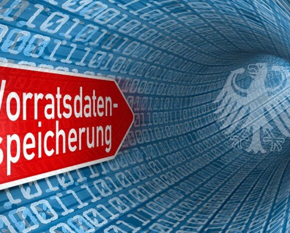Ein rotes Wegweiserschild mit der Aufschrift „Vorratsdatenspeicherung“ weist nach links in einen Tunnel aus Binärcode, im Hintergrund das Wappen des Deutschen Adlers. Dieses Thema gibt Hinweise darauf, warum das Bundesverfassungsgericht der anlasslosen Vorratsdatenspeicherung eine Absage erteilt hat.