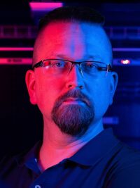 Porträtbild Tim Berghoff in Rot- und Blautönen