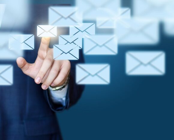 Eine Person im Anzug interagiert mit virtuellen Umschlagsymbolen auf einem Touchscreen, die E-Mails symbolisieren. Ein Umschlag wird mit dem Finger vor einem blauen Hintergrund mit Farbverlauf hervorgehoben. Dieser Moment fängt die Essenz des Retarus Email Archive-Erlebnisses ein.