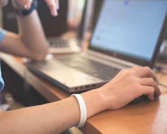 Schüler vor Laptops