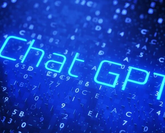 Der leuchtende Text „ChatGPT“ steht vor einem dunklen Hintergrund mit zufällig verstreuten blauen alphanumerischen Zeichen, wodurch ein digitales, futuristisches Erscheinungsbild entsteht.